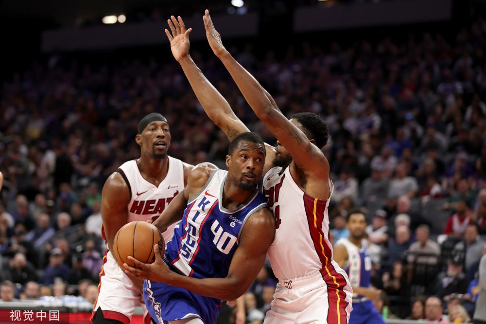 她在防守和 她在防守和